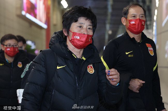 即使相互抱怨的李楠（霍思燕 饰）和吴小江（乔杉 饰），即使彼此疏离的文伯（田雨 饰）和戴戴（代乐乐 饰），也留存最后抱团取暖、相偎相依的爱意